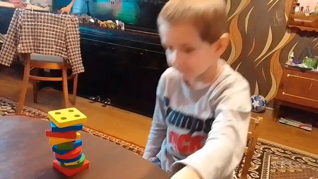 В руках аутиста развивающая пирамидка легко превращается в трансформер. смотреть онлайн