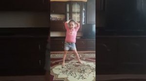 Девочка круто танцует