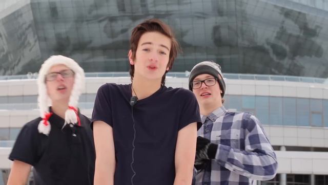 ЗИМОЙ В ТРУСАХ ВОЗЛЕ БИБЛИОТЕКИ смотреть онлайн