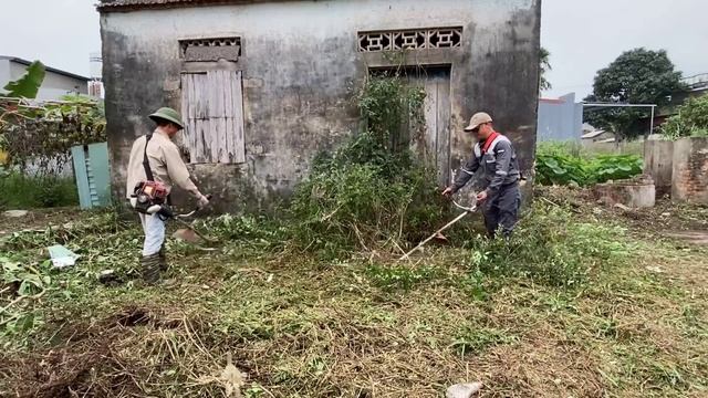 Volunteer group cleans abandoned houses for free | Cut the lawn and clean it | Inspirational cleanu смотреть онлайн
