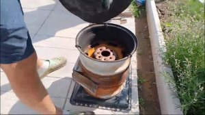 Муж готовит плов в казане