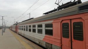 "Обе в одно направление!" Электропоезда ЭД9М-0229 и ЭС1-022 прибывают на Московский вокзал.