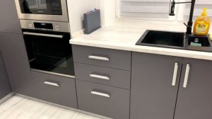 Кухня без верхних шкафов с барной стойкой