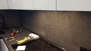 Две новых кухни. Классика с функциональным фартуком и современная с антресолями