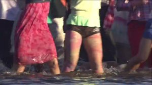 Флешмоб в Питере. Выпускники из Петербурга устроили танцы на воде.