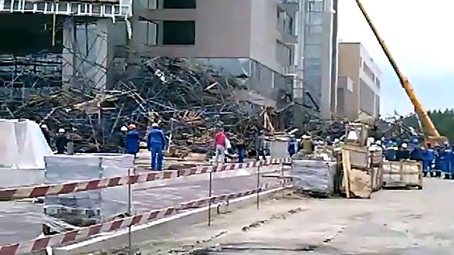 Обрушение строительных лесов в Сургуте, ДИ Нефтяник, 06.08.15 смотреть онлайн