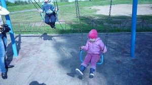 Качели и дети