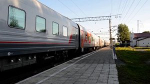 ЭП1-122 с поездом №092 Москва-Мурманск отправляется со станции Беломорск