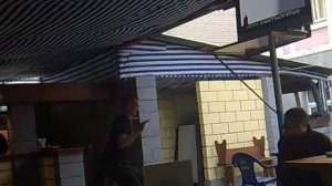 Парень танцует!