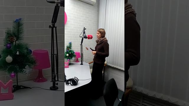 Радио (закулисье) . Запись выпуска на Радио Сок. Рубрика сочные новости. У микрофона Вера Лаврова.