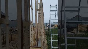 начал выставлять лесенки дом опилкобетон.