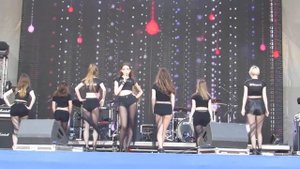 Девушки танцуют в шортах и колготках