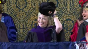 Хиллари Клинтон принесла на выпускной Йельского университета шапку-ушанку