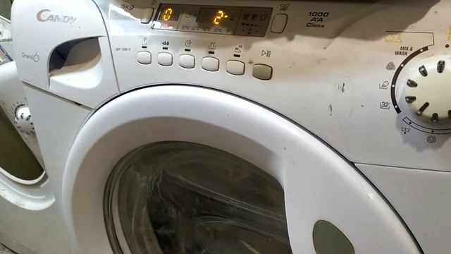Не блокируется люк стиральной машины.