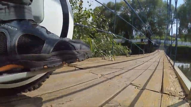 Ninebot one e+ vs bridge. Попытка проехать на моноколесе по узкому мосту. смотреть онлайн