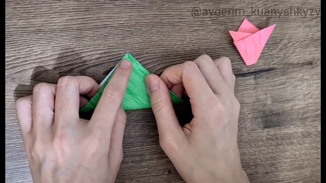 Тюльпан из бумаги. Tulip. Қағаздан қызғалдақ гүлін жасау. Қызғалдақ гүлі. Оригами. Origami. смотреть онлайн