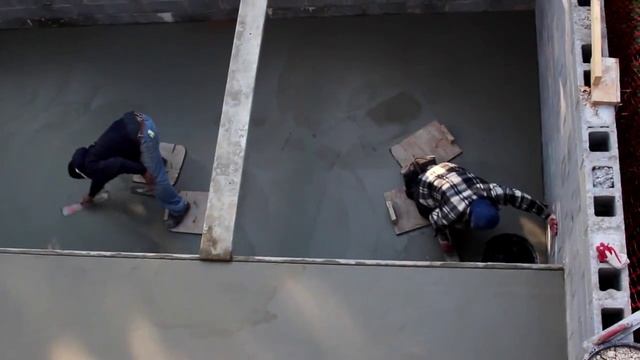 Бетономешалка мешает бетон - Бетоносмесители и ящики для раствора