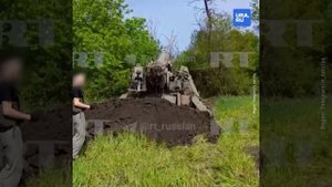 Российские военные устроили танцы под выстрелы самоходной пушки «Пион»