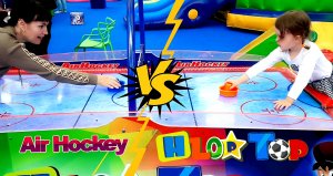 Air Hockey ! Кто же победит ? АРИНА весело проводит время в детском парке развлечений " Хлоп Топ ".