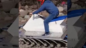 Как он едет?