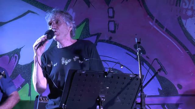 הקיץ גווע - בהופעה - מלים: ח.נ.ביאליק, לחן ושירה: אמוץ אמוצי ברונטמן, הפקה מוזיקלית: אילן ארד смотреть онлайн