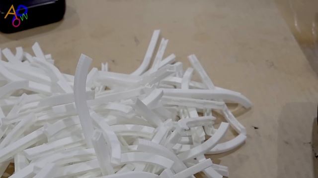 Процесс производства вешалок для одежды.
