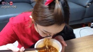 Hamzy - ASMR Gimbap(Korean Rice Roll) + Cup Noodle “BITES ONLY”