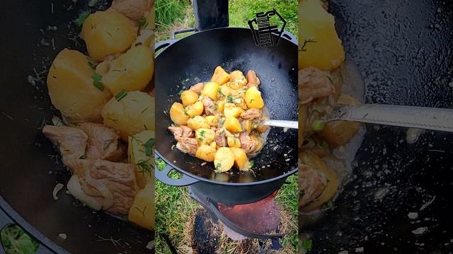 Картошка тушеная с мясом в казане на огне