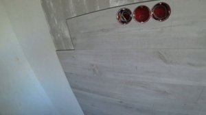 Кварц-винил на стене. ПВХ плитка Quick-step монтаж на стену. LVT  quick step