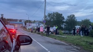 Держите руль в обхват, а не пальчиком... камень попав под колёса вырвет руль из рук!