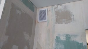 Показываю результат установки вентиляционной решетки на нашей кухне