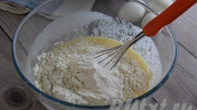 Заливной пирог с щавелем и яйцами на кефире