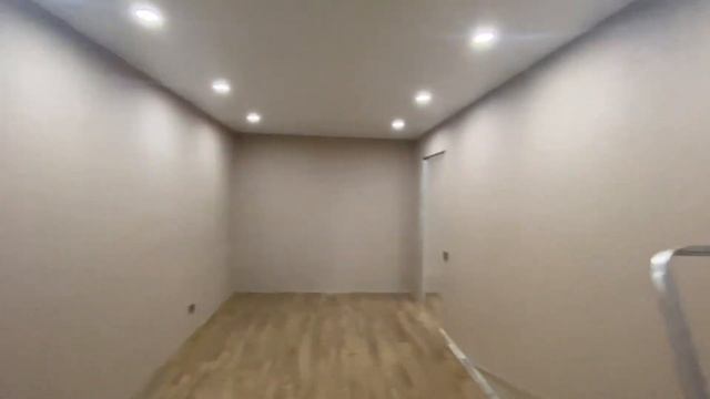 Ремонт убитой квартиры?/Закончили клеить обои/плинтуса/уголки на окна? смотреть онлайн