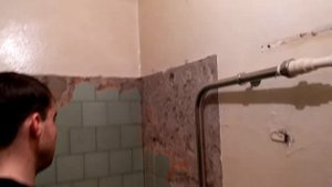 Отбивание плитки перфоратором