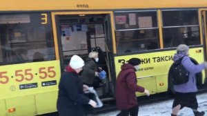 В Мурманске из-за непогоды троллейбус не смог подняться в гору