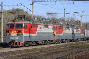 Грузовой электровоз ВЛ80с-880 проходит платформу Техникум