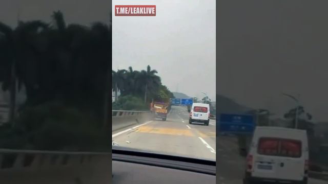 В Китае грузовик убежал от хозяина на оживленном шоссе.