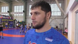 Махмуд Магомедов - тренер в школе борьбы города Каспийска имени Курамагомеда Курамагомедова.
