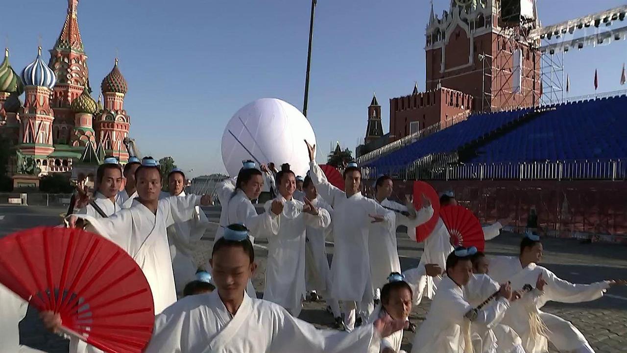 Участники фестиваля "Спасская башня" даосские мона...казали номер только для зрителей Первого канала