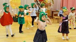 Танец лягушат. Средняя группа.
