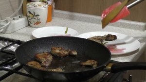 Как приготовить свинину по домашнему? Свинина жареная на сковороде. Какие приправы любит свинина?