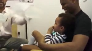 Детский врач ставит уколы незаметно