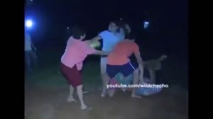 Бабы и мужики дерутся.