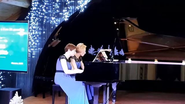 Д.Уотт, "Три поросёнка". Исп. фортепианный дуэт "Каденция" смотреть онлайн