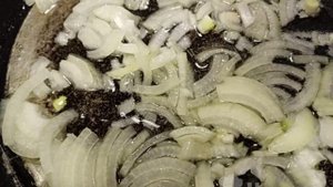 Сытная яичница с луком и сухариками на сковороде