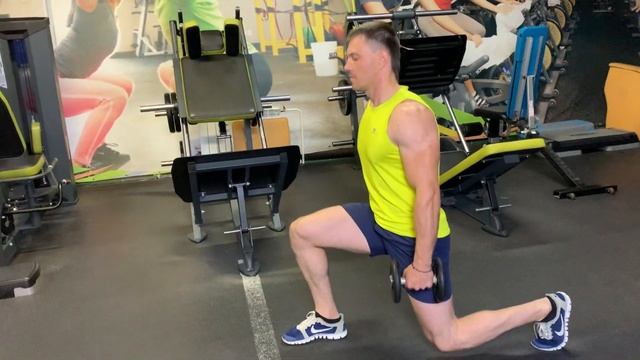 «Прогулка» выпадами с гантелями смотреть онлайн