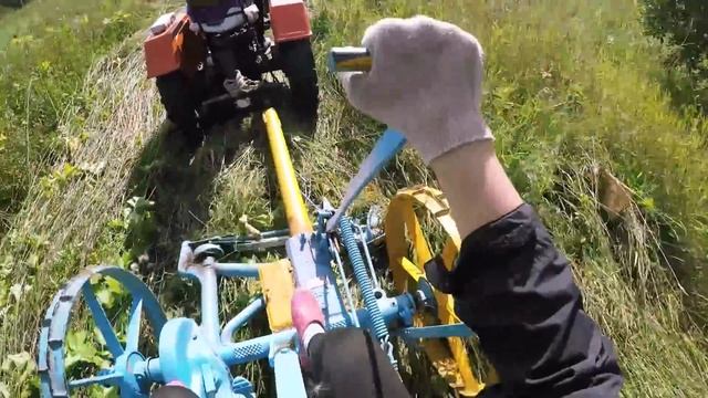 Косим бурьян конной косилкой на деревенском поле