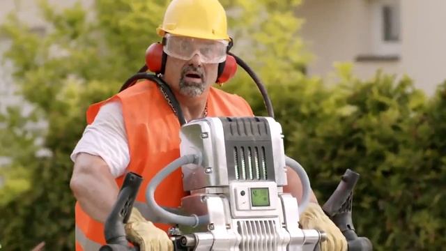 В этой рекламе интересно все, кроме того, что рекламируют смотреть онлайн