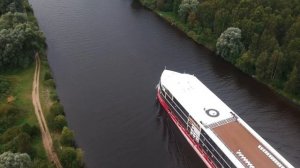 Теплоход Мустай Карим проходит по каналу имени Москвы из Пестовского водохранилища в Икшинское