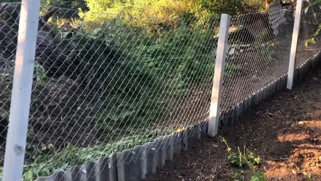 Забор из сетки рабицы на участке с уклоном.  Работы по укреплению берега в пруду. Как почистить ил?